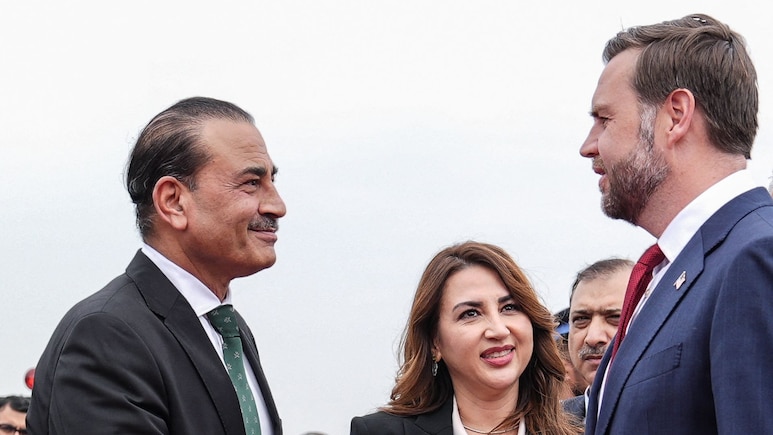 बनकर ट्रंप का 'जमूरा', आर्मी चीफ मुनीर पाकिस्तान पर कसते जा रहे शिकंजा