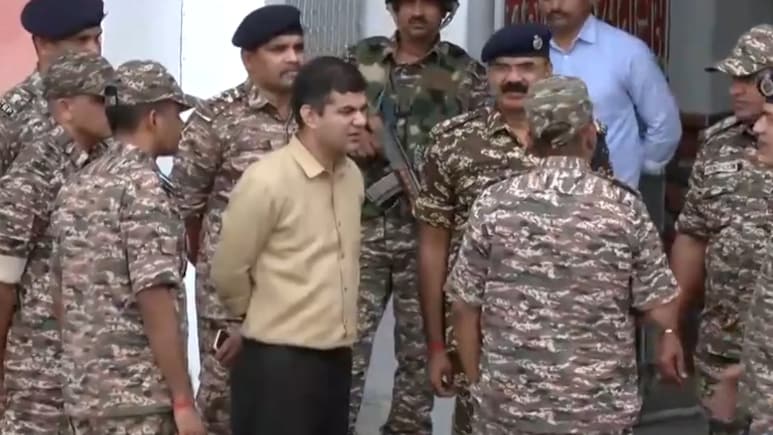 बंगाल चुनावः एक्शन में IPS अजय पाल शर्मा, सुबह से ही लगा रहे TMC के गढ़ में गश्त