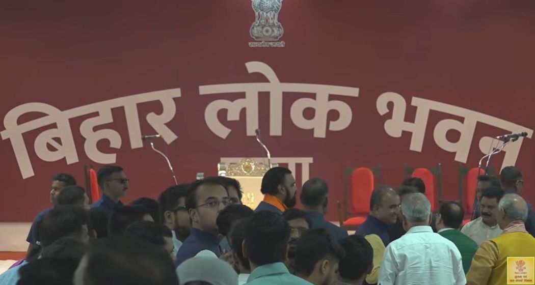 LIVE: कुछ देर में बिहार में शुरू होगा 'सम्राट युग', शपथ लेने लोकभवन पहुंचे, जानें अपडेट्स LIVE: कुछ देर में बिहार में शुरू होगा 'सम्राट युग', शपथ लेने लोकभवन पहुंचे, जानें अपडेट्स