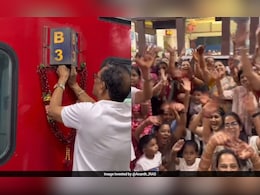 ट्रेन वाली बारात ने लूट ली महफिल, बोगी भर मेहमानों संग सफर बना चलता-फिरता शादी का जश्न