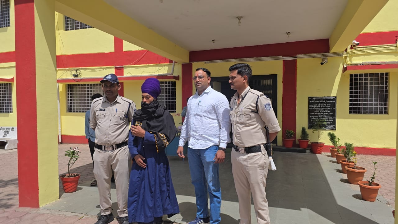 Weapon Smuggling: पुलिस की गिरफ्त में आरोपी Weapon Smuggling: पुलिस की गिरफ्त में आरोपी