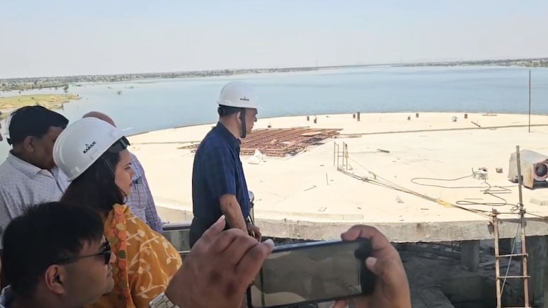 ईसरदा बांध की बढ़ी रफ्तार, टीना डाबी संग मुख्य सचिव ने नापा बांध का कोना-कोना, 1200 गांवों को जल्द मिलेगी राहत