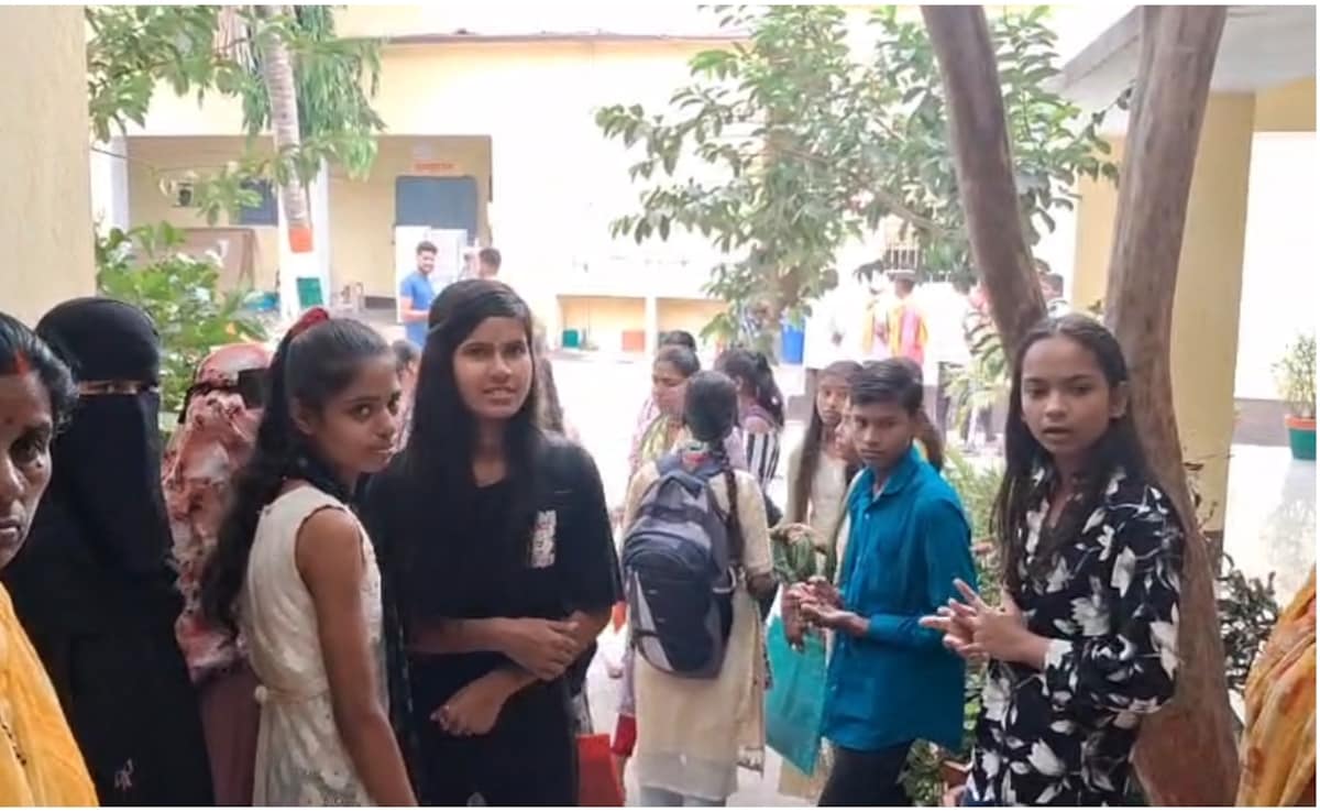 सरकारी स्कूल का अजीब नियम, बाहरी बच्चों को मिलेगा एडमिशन..स्थानीय बाहर; छात्राओं ने विधायक के घर डाला डेरा