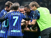 Inter Milan Close In On Serie A Title By Thumping Roma