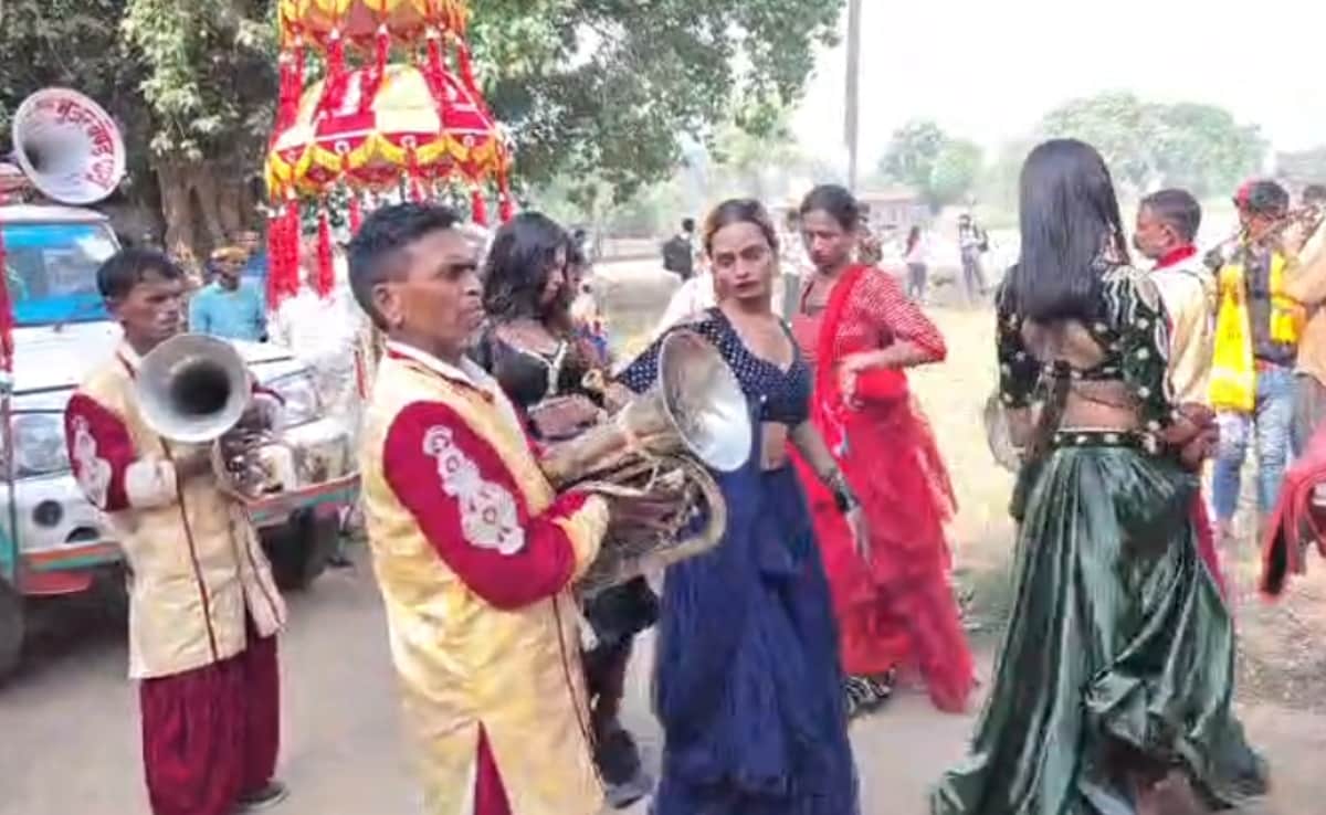 बिहार में 95 साल की दादी की शवयात्रा में पोते ने करा दिया लौंडा डांस, ढोल-नगाड़ों और डीजे की धुन पर नाचे लोग