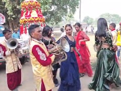 बिहार में 95 साल की दादी की शवयात्रा में पोते ने करा दिया लौंडा डांस, ढोल-नगाड़ों और डीजे की धुन पर नाचे लोग