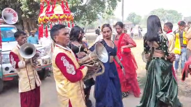 बिहार में 95 साल की दादी की शवयात्रा में पोते ने करा दिया लौंडा डांस, ढोल-नगाड़ों और डीजे की धुन पर नाचे लोग