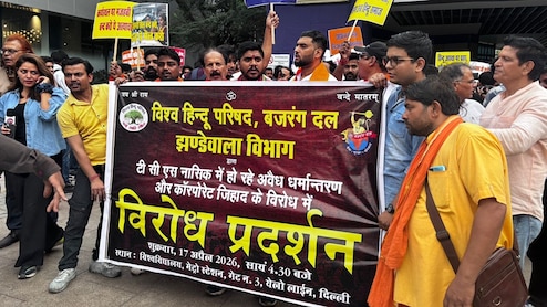 TCS नासिक विवाद पर दिल्ली में बवाल: VHP-बजरंग दल का प्रदर्शन, हेल्पलाइन लॉन्च का ऐलान