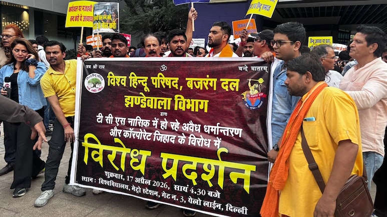 TCS नासिक विवाद पर दिल्ली में बवाल: VHP-बजरंग दल का प्रदर्शन, हेल्पलाइन लॉन्च का ऐलान