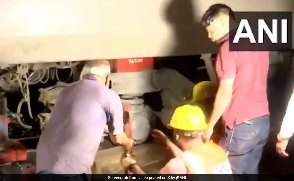 Mumbai-Solapur Vande Bharat Express Derails At Pune Station