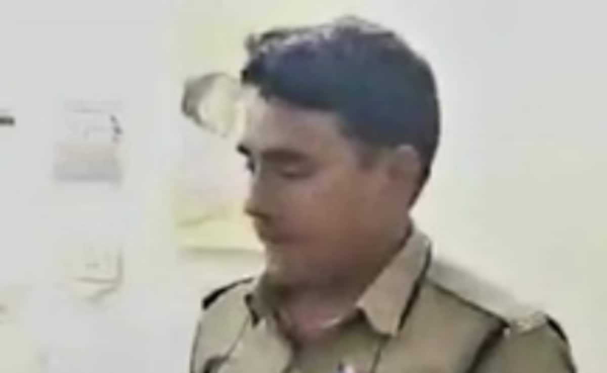 छेड़छाड़ से परेशान छात्रा ने खुद को लगाई आग, शिकायत करने पर आरोपियों ने धमकाया, पिता को भी पीटा था