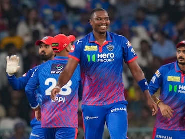 LSG vs DC : ही कसली जादू ! दिल्लीच्या नव्या हिरोनं टाकला IPL 2026 मधील सर्वात घातक बॉल! VIDEO पाहातच राहाल