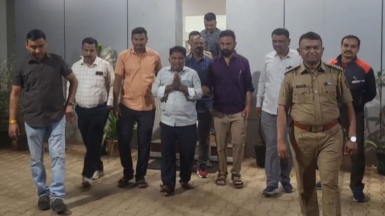 VIDEO: लंगडत लंगडत आला, हात जोडून नारा दिला, अत्याचारी एरंडेची पोलिसांनी केली 'अशी' अवस्था