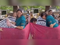 सैल्यूट! पुणे की लेडी डॉक्टर ने बीच सड़क पर कराई डिलीवरी, साड़ियों से बना दिया 'ऑपरेशन थिएटर'