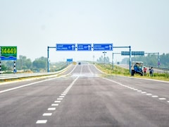 15 दिन तक फ्री यात्रा: गंगा एक्सप्रेसवे पर बिना टोल फर्राटे भर रही गाड़ियां