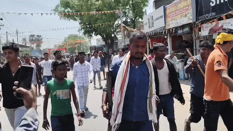 कटिहार में युवक की मौत पर भड़की भीड़ का पुलिस पर हमला, राइफल छीनी, कहा- बिहारी का पॉवर देख लीजिए