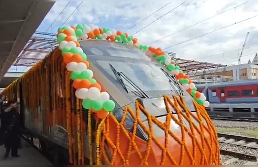 Breaking Live: अब जम्मू तवी से श्रीनगर तक चलेगी वंदे भारत एक्सप्रेस ट्रेन, CM संग केंद्रीय मंत्रियों ने दिखाई हरी झंडी