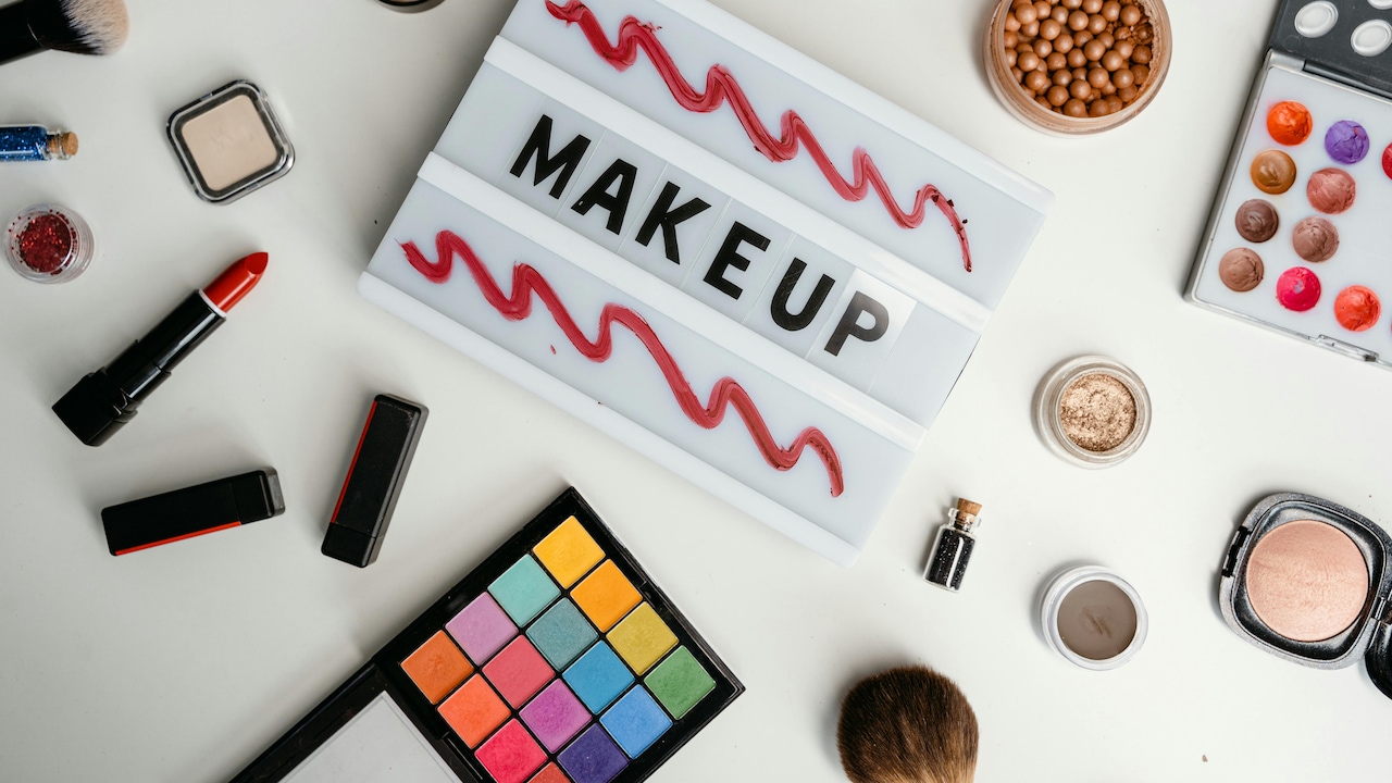 Makeup That Looks Good in Real Life vs Camera: The Hidden Difference Makeup That Looks Good in Real Life vs Camera: The Hidden Difference