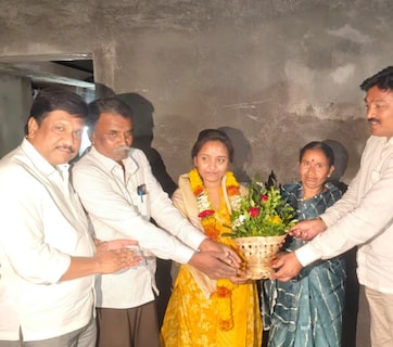 Akola News: अकोल्यातल्या मजुराची मुलगी बनली सरकारी अधिकारी, कोणत्याही ट्युशनशिवाय झाली 3 परीक्षा पास!