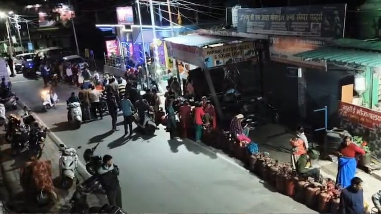 टिहरी में गैस सिलेंडर के लिए आधी रात को उमड़ी  भीड़: किल्लत की अफवाह पर पहुंचे लोग, प्रशासन ने भेजा खाली हाथ