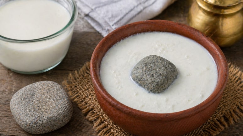 दूध में डालते ही जम जाता है दही...  जानिए इस खास पत्थर के बारे में!