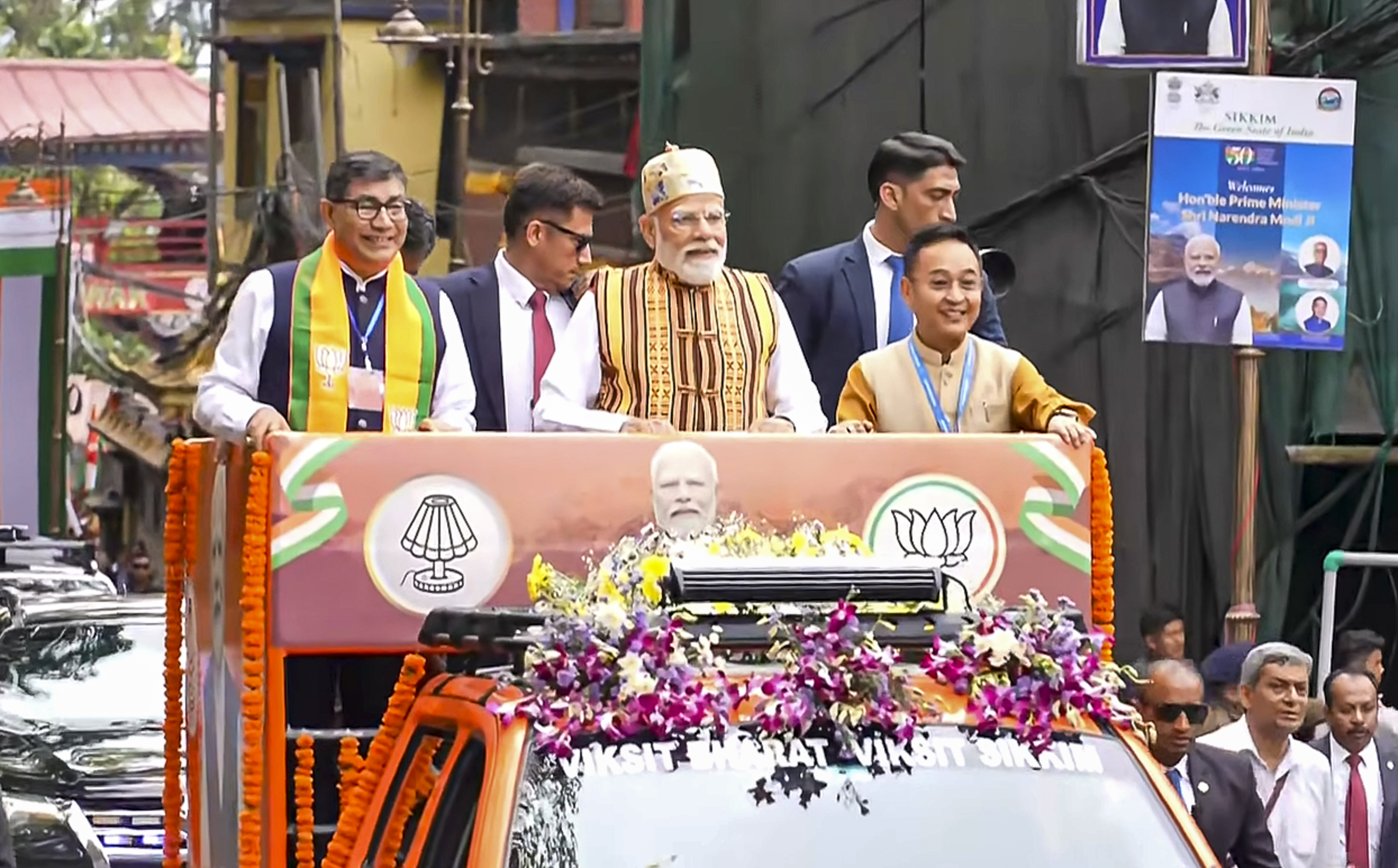 गंगटोक में पीएम मोदी का मेगा रोड शो, सिक्किम को मिलेगी 4,000 करोड़ से अधिक की सौगात