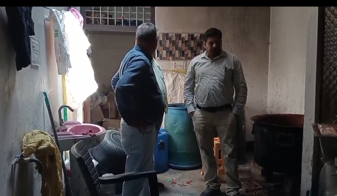 Hapur Fake Tomato Sauce: खाद्य सुरक्षा अधिकारियों ने जब छापा मारा तो 200 लीटर से अधिक का मिलावटी सॉस मिला