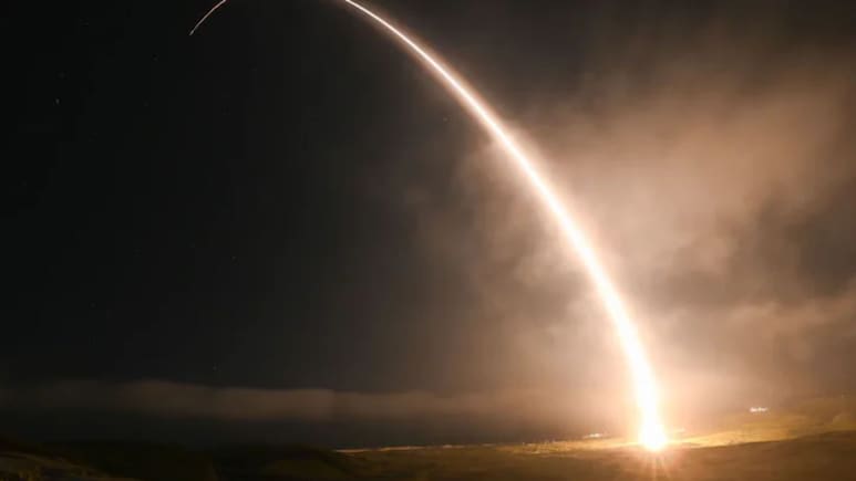 फाइटर जेट गंवाने के बाद आर-पार के मूड में अमेरिका, ईरान में उतारा सबसे घातक मिसाइलों का जखीरा; क्यों पड़ी जरूरत?