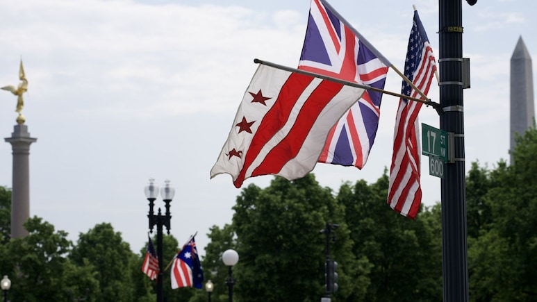 अमेरिका में ये क्या हुआ... किंग चार्ल्स के स्वागत में ब्रिटिश की जगह लगा दिए ऑस्ट्रेलिया के झंडे