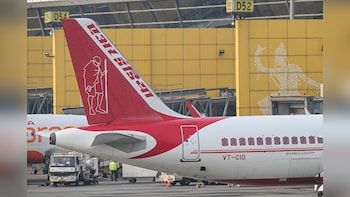 Singapore Airlines Deepens Role at Air India Amid Record Losses