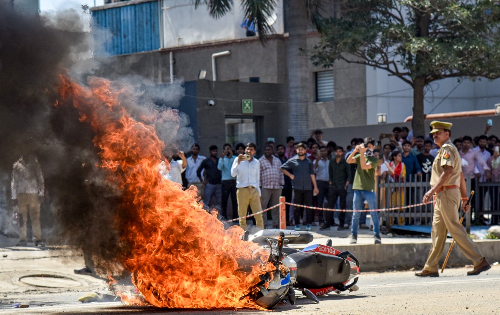 Protesters set vehicles on fire in Noida Protesters set vehicles on fire in Noida