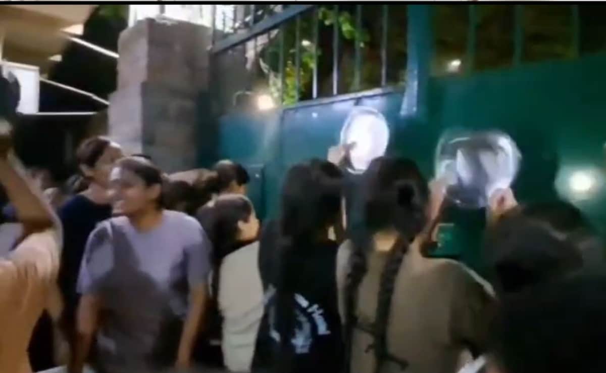 DU की मिरिंडा हाउस गर्ल्स हॉस्टल में छात्राओं का प्रदर्शन: थाली बजाकर अधपका और खराब खाना मिलने का किया विरोध