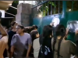 DU की मिरिंडा हाउस गर्ल्स हॉस्टल में छात्राओं का प्रदर्शन: थाली बजाकर अधपका और खराब खाना मिलने का किया विरोध