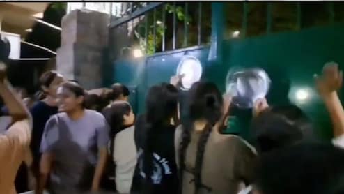 DU की मिरिंडा हाउस गर्ल्स हॉस्टल में छात्राओं का प्रदर्शन: थाली बजाकर अधपका और खराब खाना मिलने का किया विरोध