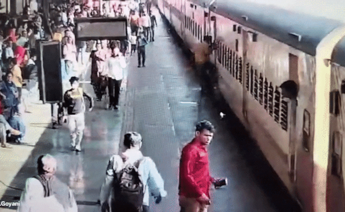 Video: चलती ट्रेन में चढ़ रहा था, पैर फिसलते ही रेल-प्लेटफॉर्म के बीच गिरा; 20 सेकंड तक फंसा रहा