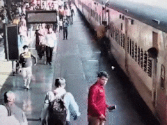 Video: चलती ट्रेन में चढ़ रहा था, पैर फिसलते ही रेल-प्लेटफॉर्म के बीच गिरा यात्री; 20 सेकंड तक फंसा रहा