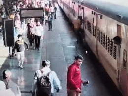 Video: चलती ट्रेन में चढ़ रहा था, पैर फिसलते ही रेल-प्लेटफॉर्म के बीच गिरा; 20 सेकंड तक फंसा रहा