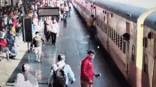 पैर फिसलते ही ट्रेन और प्लेटफॉर्म के बीच गिरा यात्री, 20 सेकंड तक फंसा रहा, वीडियो डरा देगा
