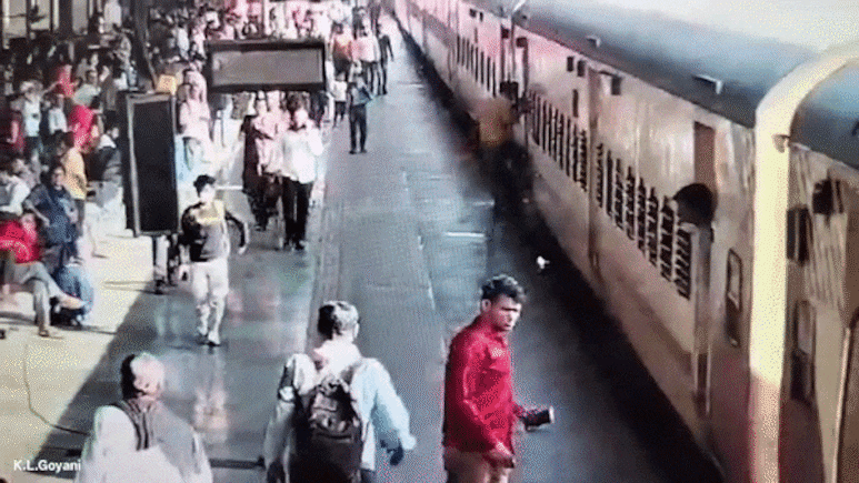 Video: चलती ट्रेन में चढ़ रहा था, पैर फिसलते ही रेल-प्लेटफॉर्म के बीच गिरा; 20 सेकंड तक फंसा रहा