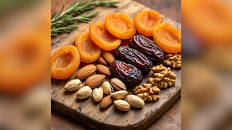 मुट्ठी भर के नहीं, बल्कि गिनकर खाएं ड्राई फ्रूट्स! Apollo के डॉक्टर ने बताया एक दिन में कितने Nuts खाना चाहिए?