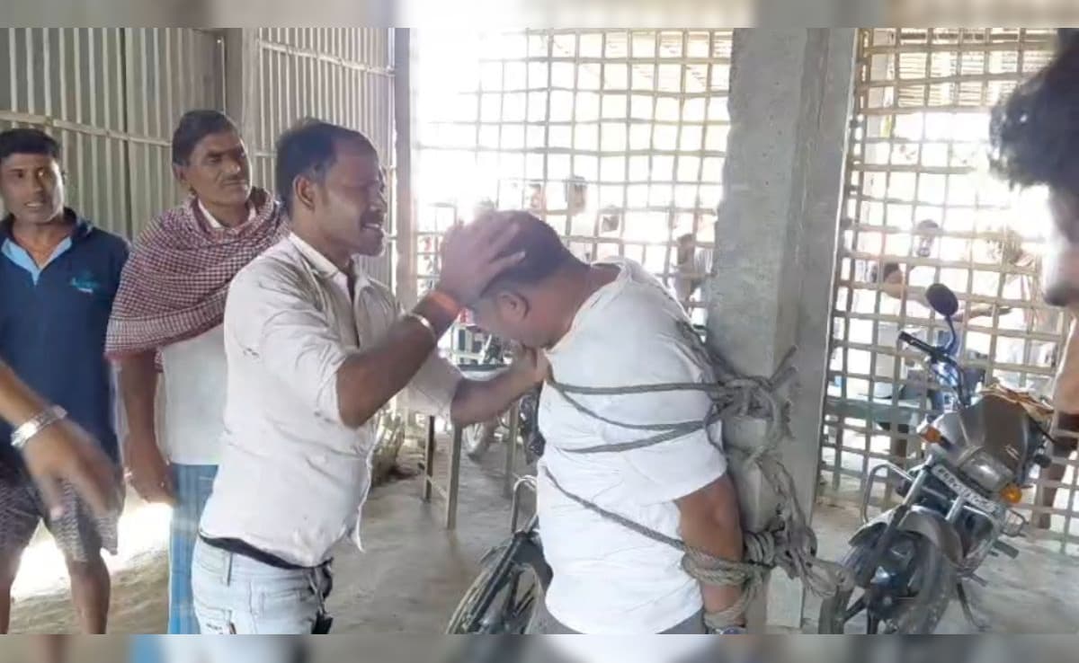 Bihar: सेठ साहूकार बनकर करता चुराता था बाइक, लोगों ने जाल बिछा कर दबोचा, पुलिस के सामने खंभे से बांधकर पीटा
