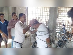 Bihar: सेठ साहूकार बनकर करता चुराता था बाइक, लोगों ने जाल बिछा कर दबोचा, पुलिस के सामने खंभे से बांधकर पीटा