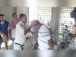 Bihar: सेठ साहूकार बनकर करता चुराता था बाइक, लोगों ने जाल बिछा कर दबोचा, पुलिस के सामने खंभे से बांधकर पीटा