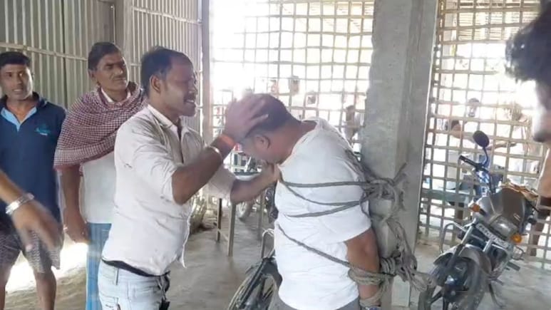 Bihar: सेठ साहूकार बनकर करता चुराता था बाइक, लोगों ने जाल बिछा कर दबोचा, पुलिस के सामने खंभे से बांधकर पीटा