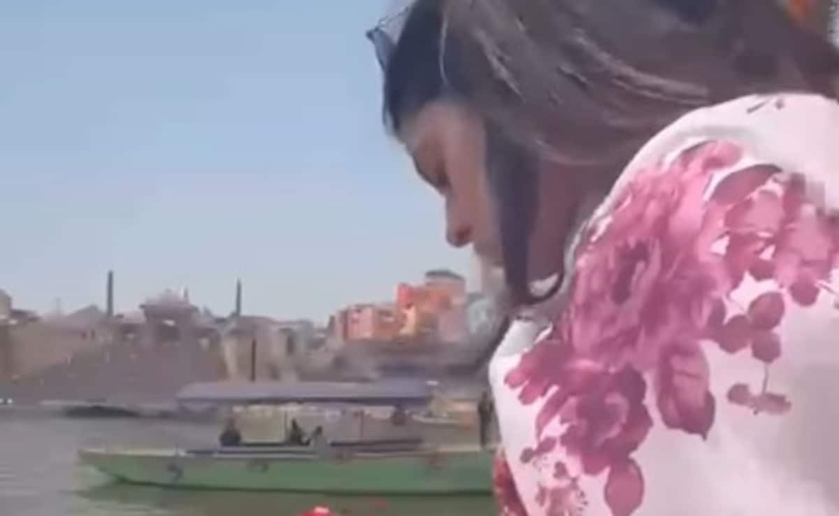 आशा भोसले की अस्थियां विसर्जित करते हुए सुबक कर रो पड़ी पोती जनाई, लोग बोले- हिम्मत रखो