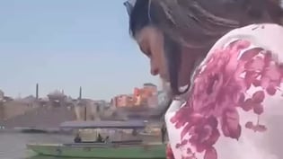 आशा भोसले की अस्थियां विसर्जित करते हुए सुबक कर रो पड़ी पोती जनाई, लोग बोले- हिम्मत रखो