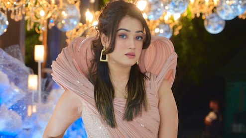 हर्षा रिछारिया संन्यास: पहले &lsquo;दुल्हन&rsquo;, फिर बनीं साध्वी हर्षानंद गिरि, जन्म से पिंडदान तक की पूरी कहानी