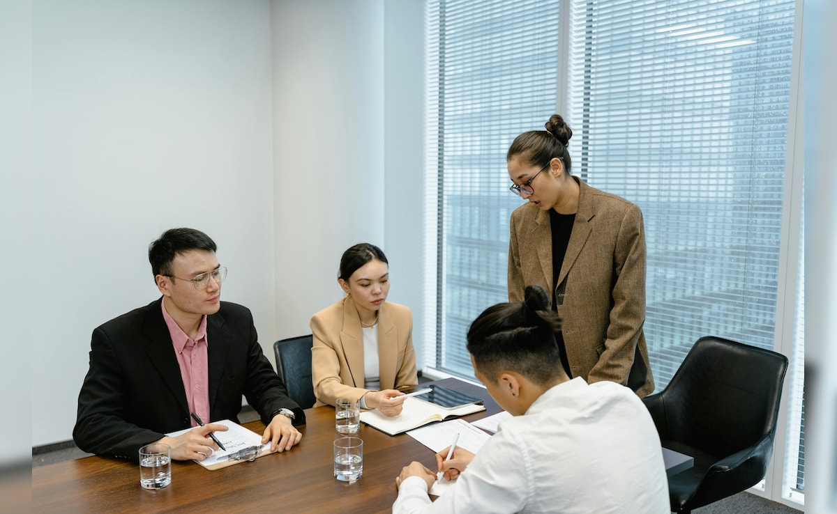 ऑफिस में वर्क रिव्‍यू मीटिंग में बोलते वक्‍त घबरा जाते हैं...ना लें टेंशन, बस अपनाएं ये ट्रिक्‍स