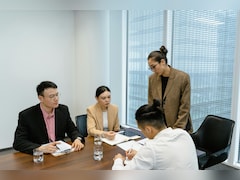 ऑफिस में वर्क रिव्‍यू मीटिंग में बोलते वक्‍त घबरा जाते हैं...ना लें टेंशन, बस अपनाएं ये ट्रिक्‍स