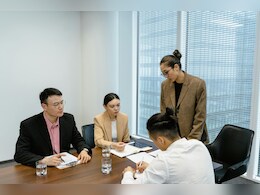 ऑफिस में वर्क रिव्&zwj;यू मीटिंग में बोलते वक्&zwj;त घबरा जाते हैं...ना लें टेंशन, बस अपनाएं ये ट्रिक्&zwj;स